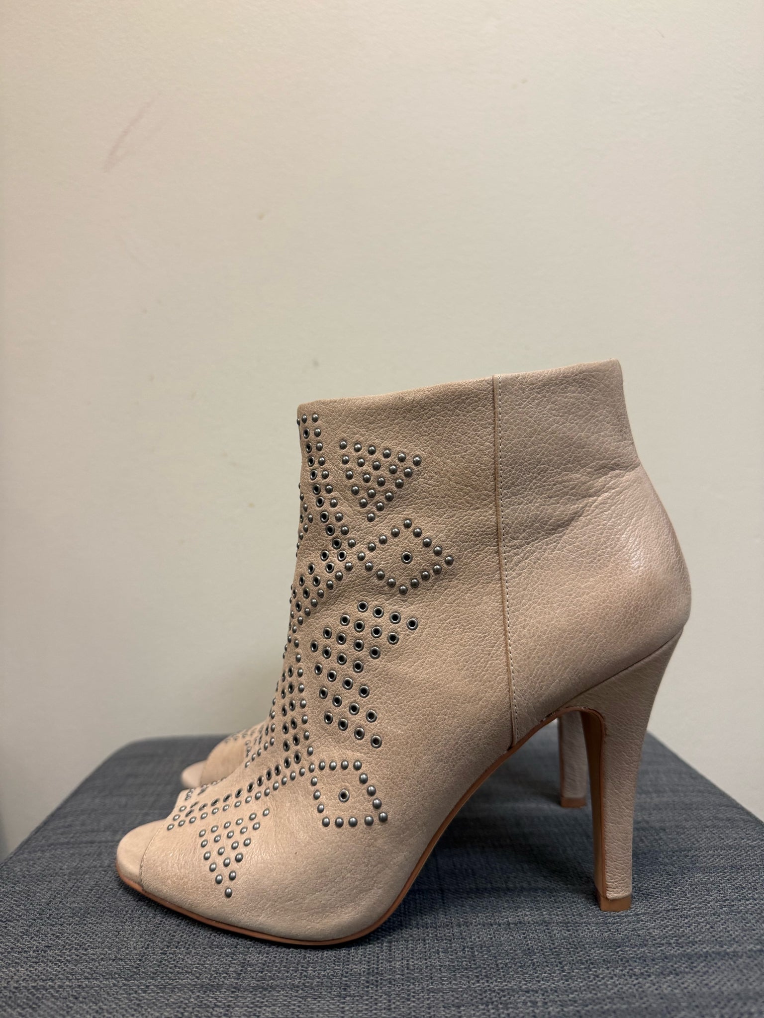 9 VINCE CAMUTO Taupe Boots