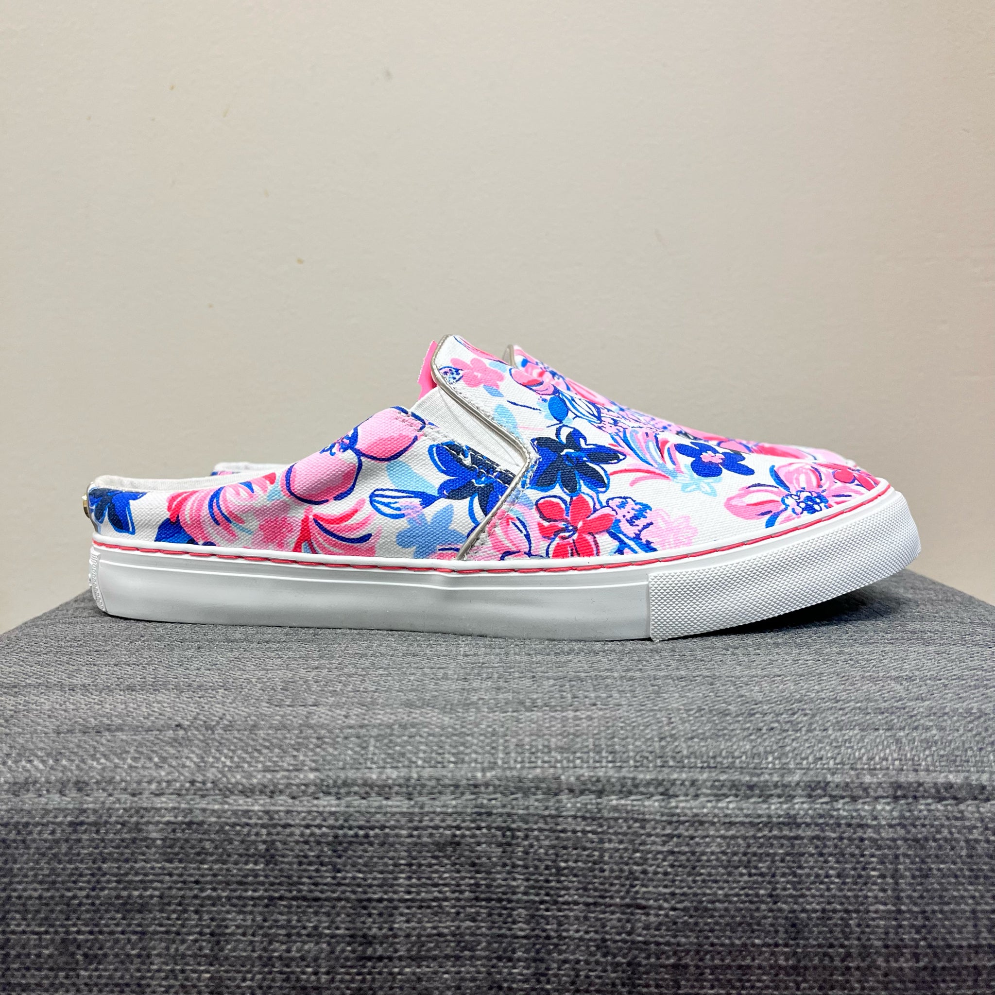 LILLY PULITZER 10 PINK AND BLUE FLORAL Sneakers
