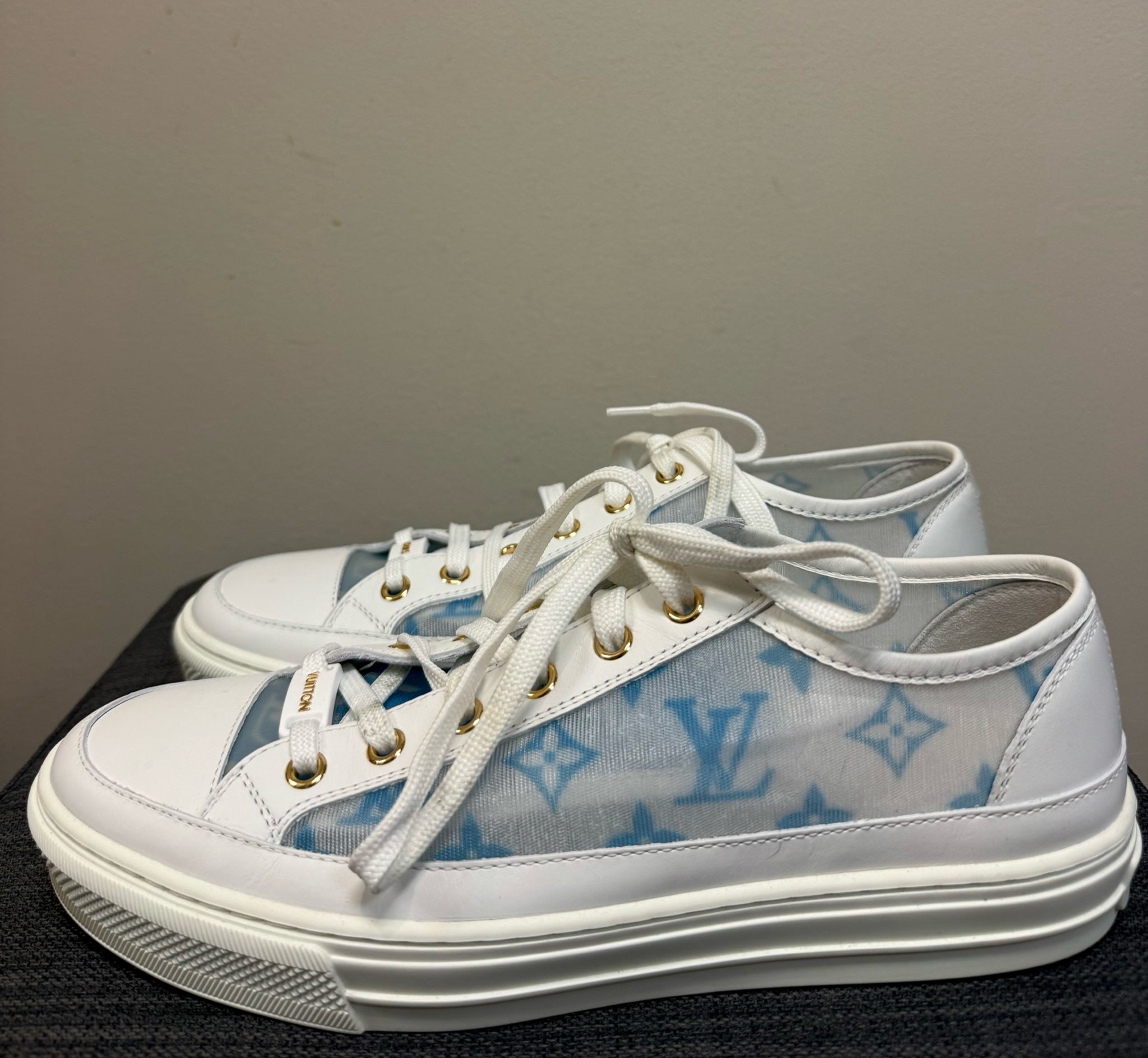 7.5 LOUIS VUITTON WHITE AND BLUE SHOES