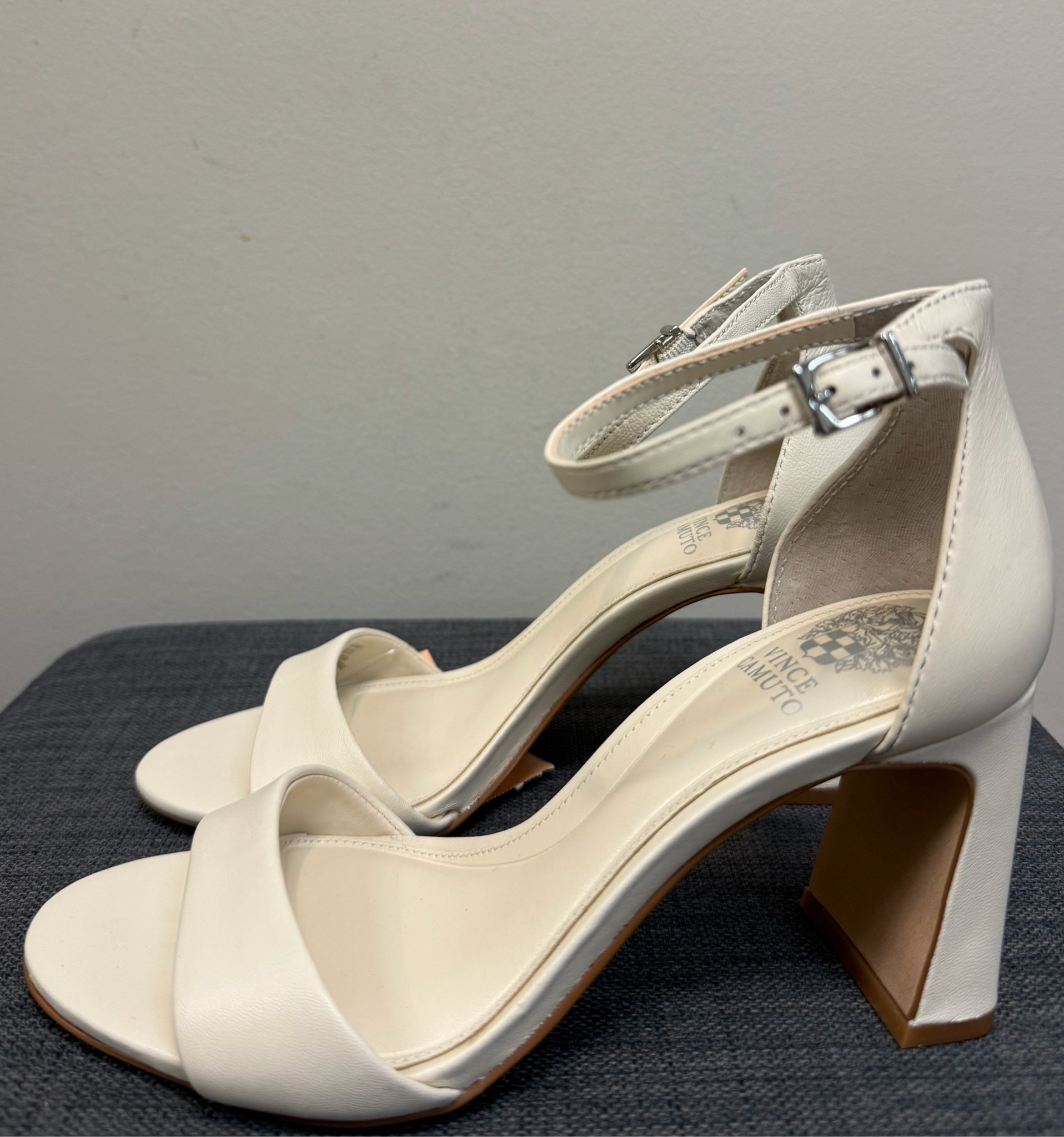 5 VINCE CAMUTO Cream Sandals