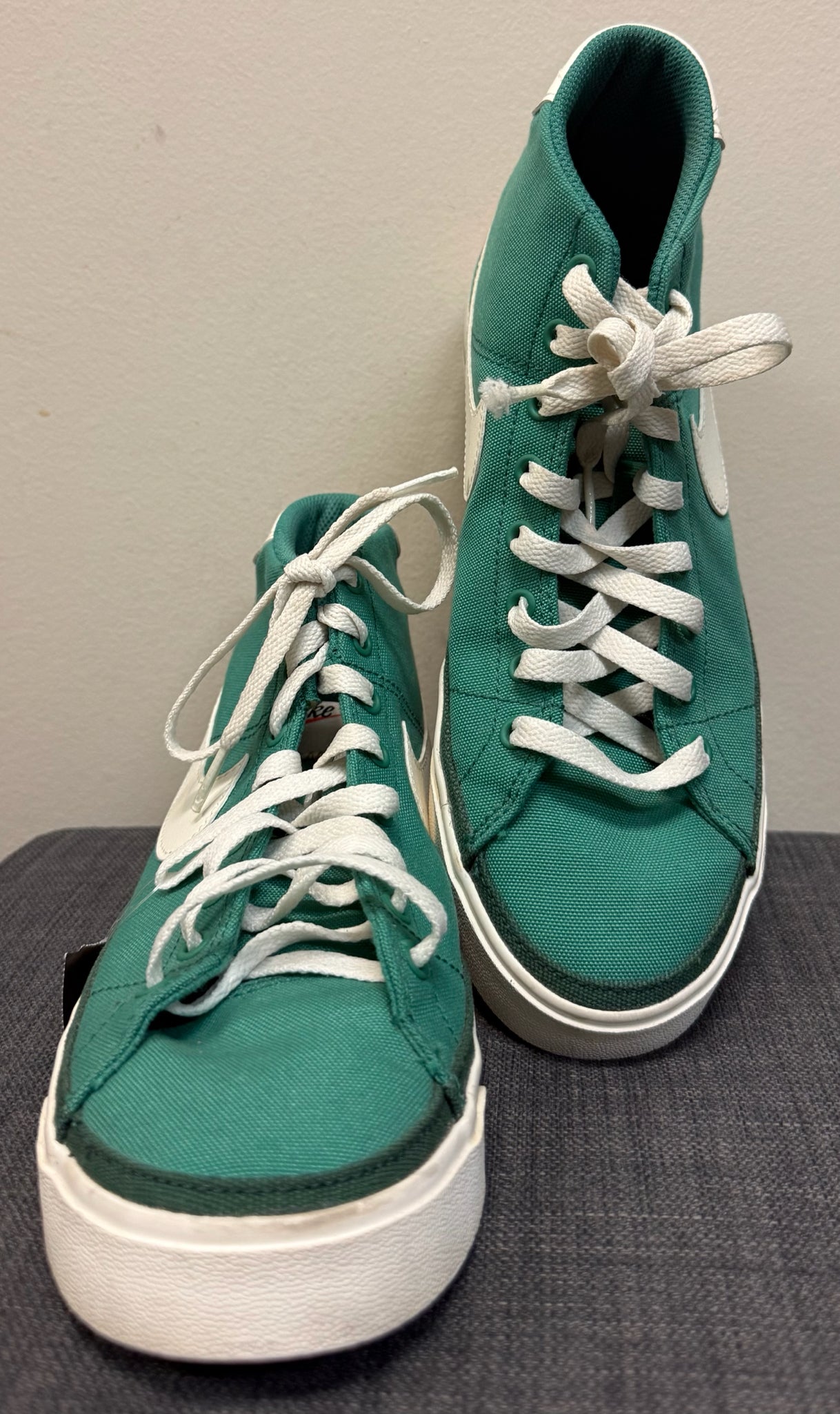 7.5 NIKE Green Sneakers