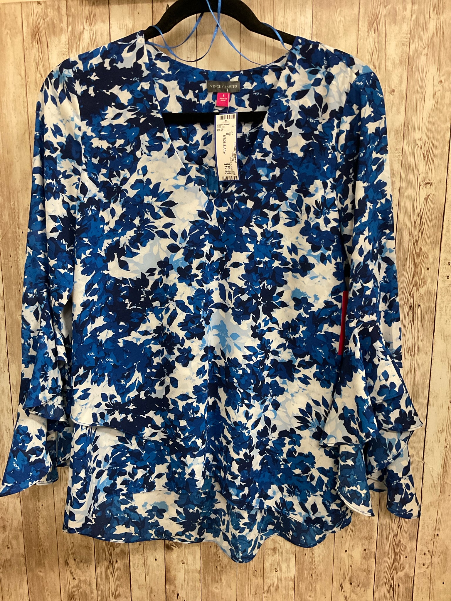 Size S VINCE CAMUTO WHITE AND BLUE FLORAL Top