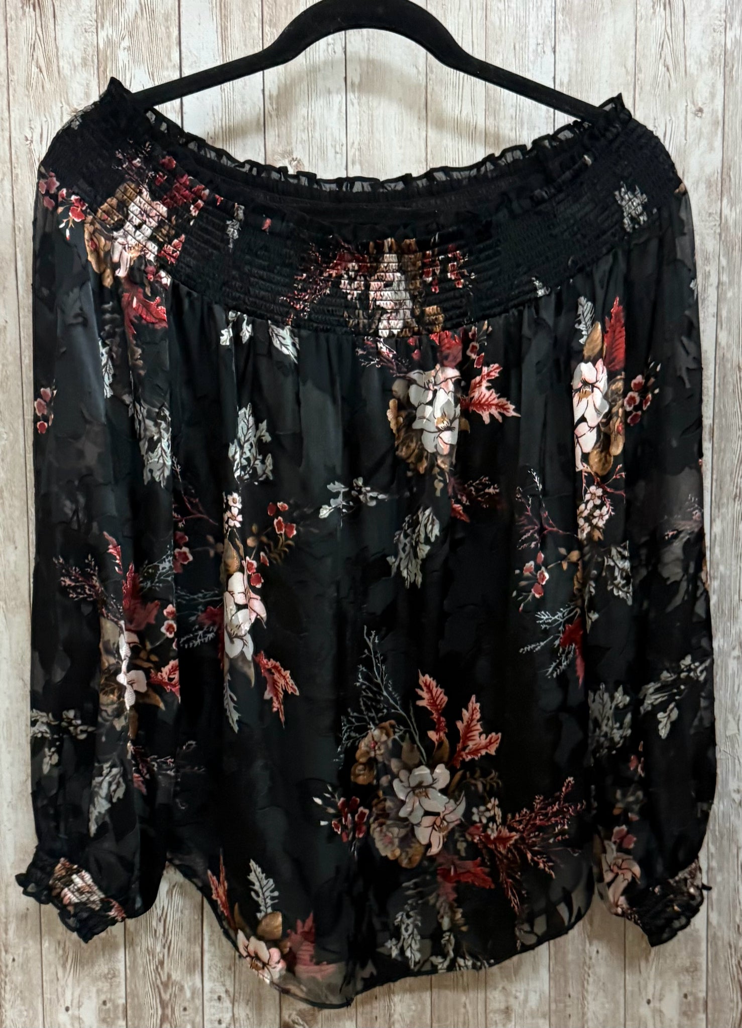 Size S WHITEHOUSE/BLACK MKT BLACK FLORAL Top