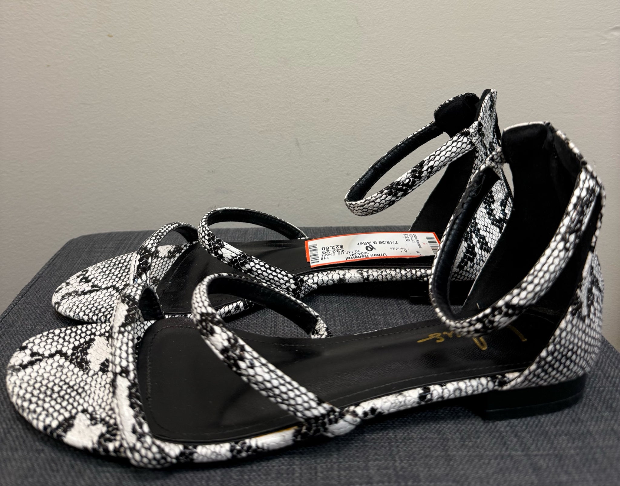 10 LULUS SNAKE Sandals