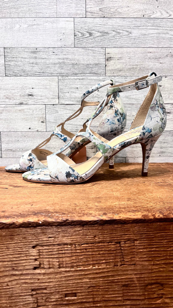 7 VINCE CAMUTO WHITE FLORAL SHOES