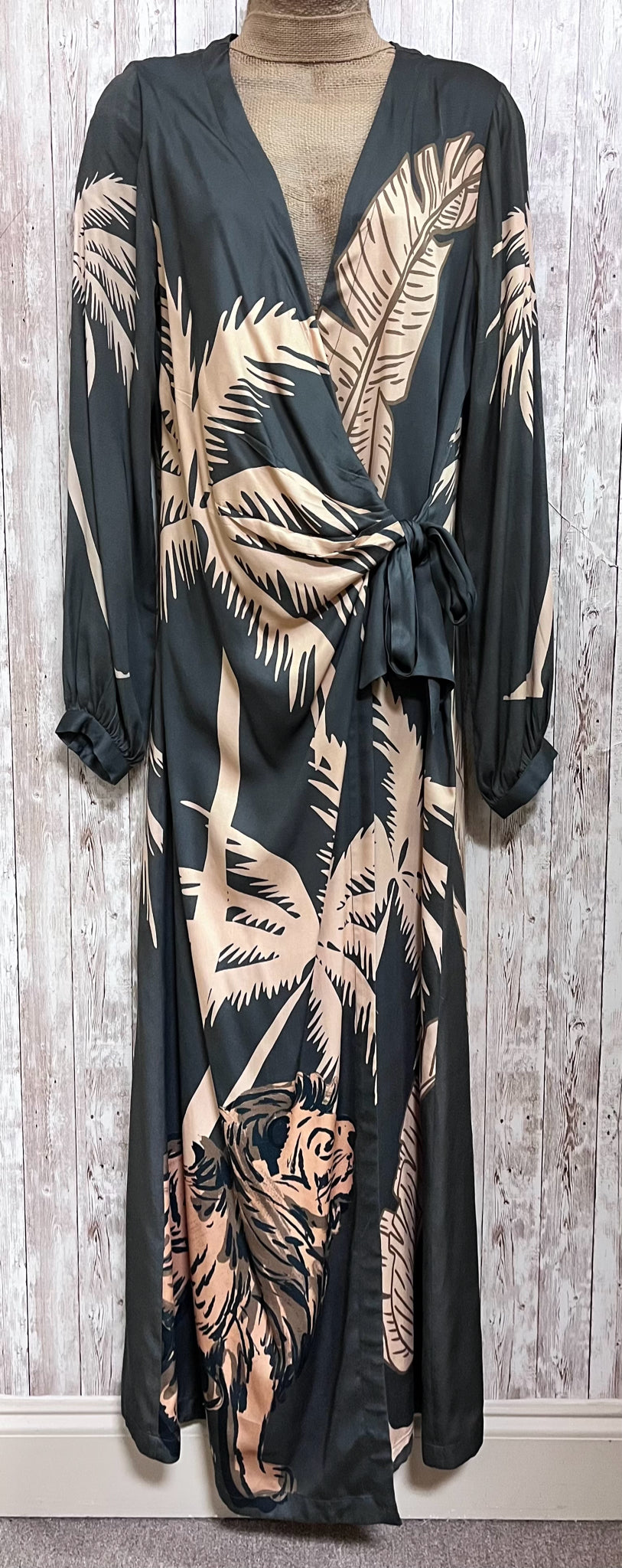 Size M LAS SURENAS CHARCOAL PRINT Dress