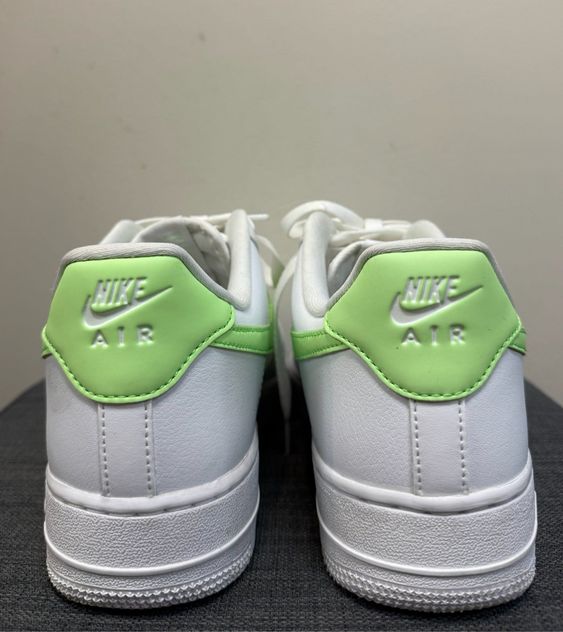 9.5 NIKE White SHOES