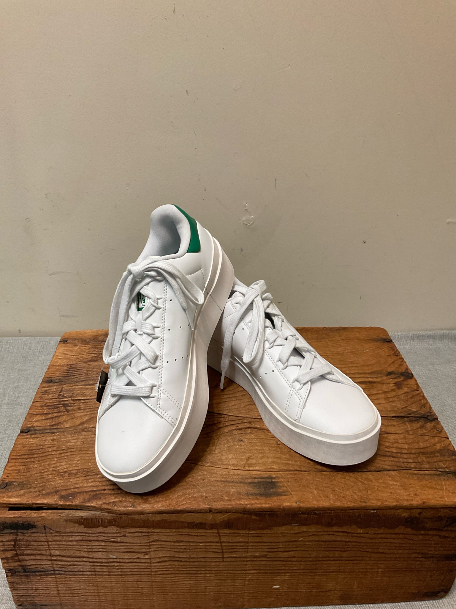 8 ADIDAS White SHOES