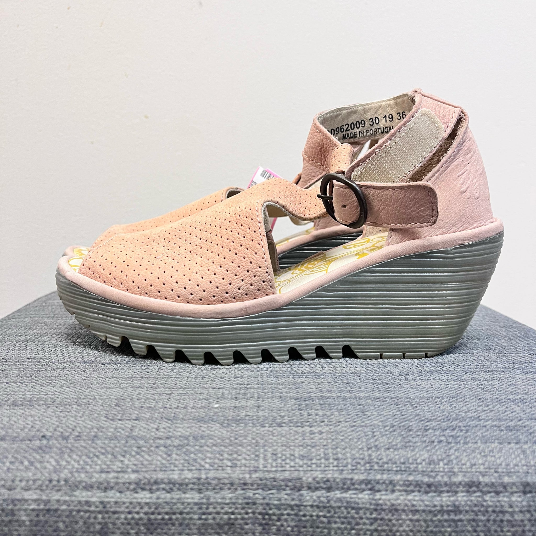 5.5 FLY LONDON Red Wedges