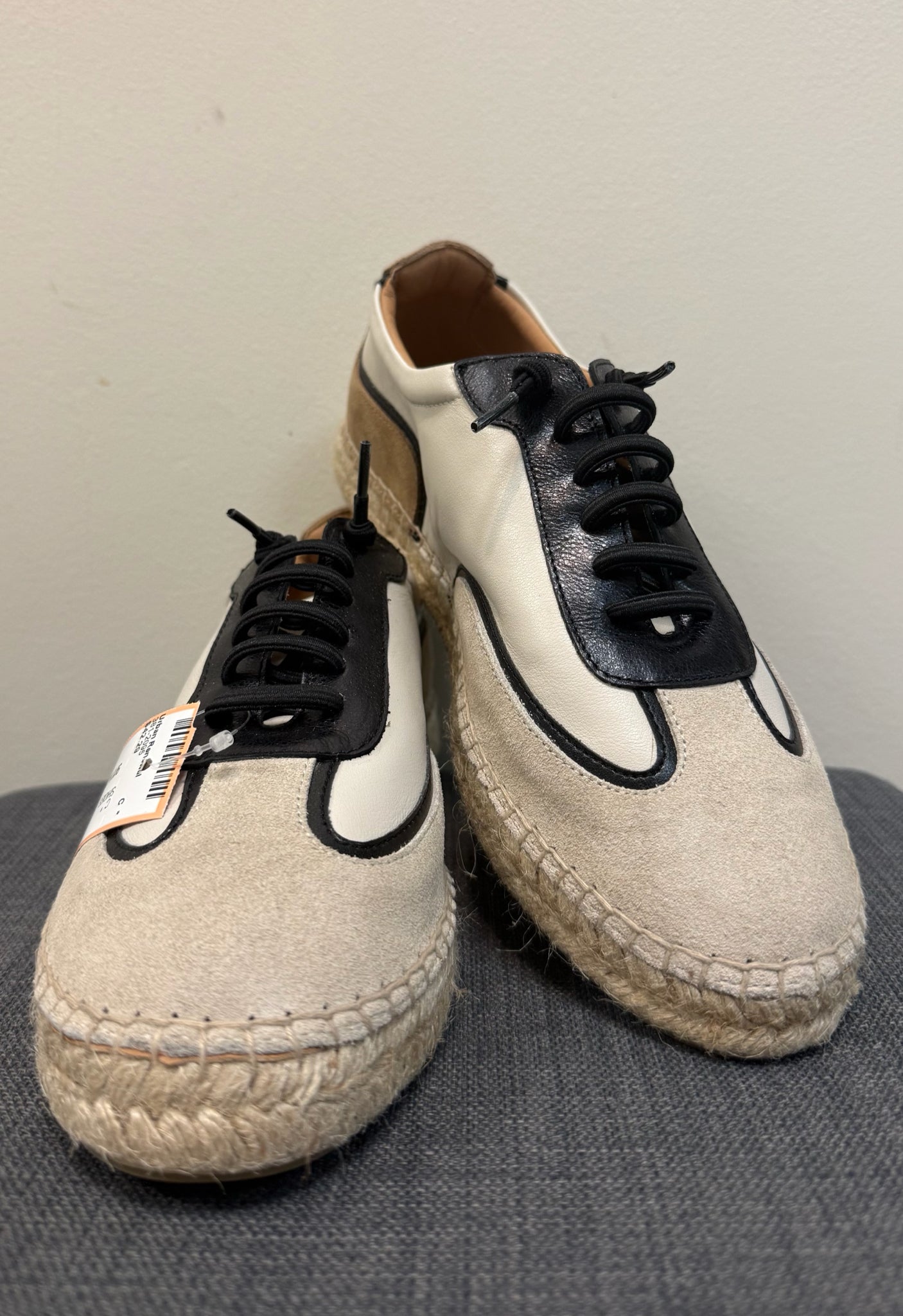 JUTELIA 9.5 BEIGE AND BLACK SHOES