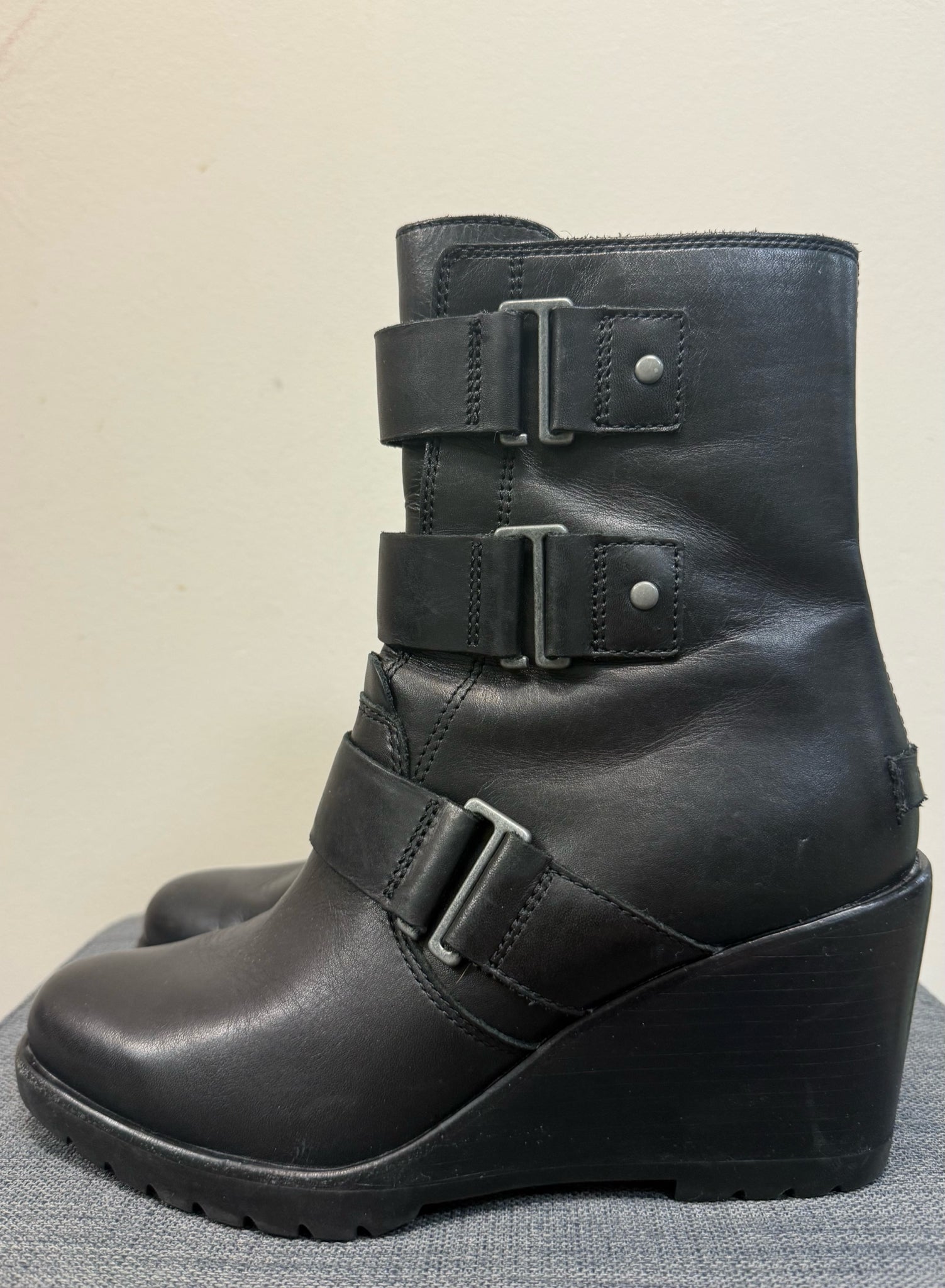 8 SOREL Black Boots
