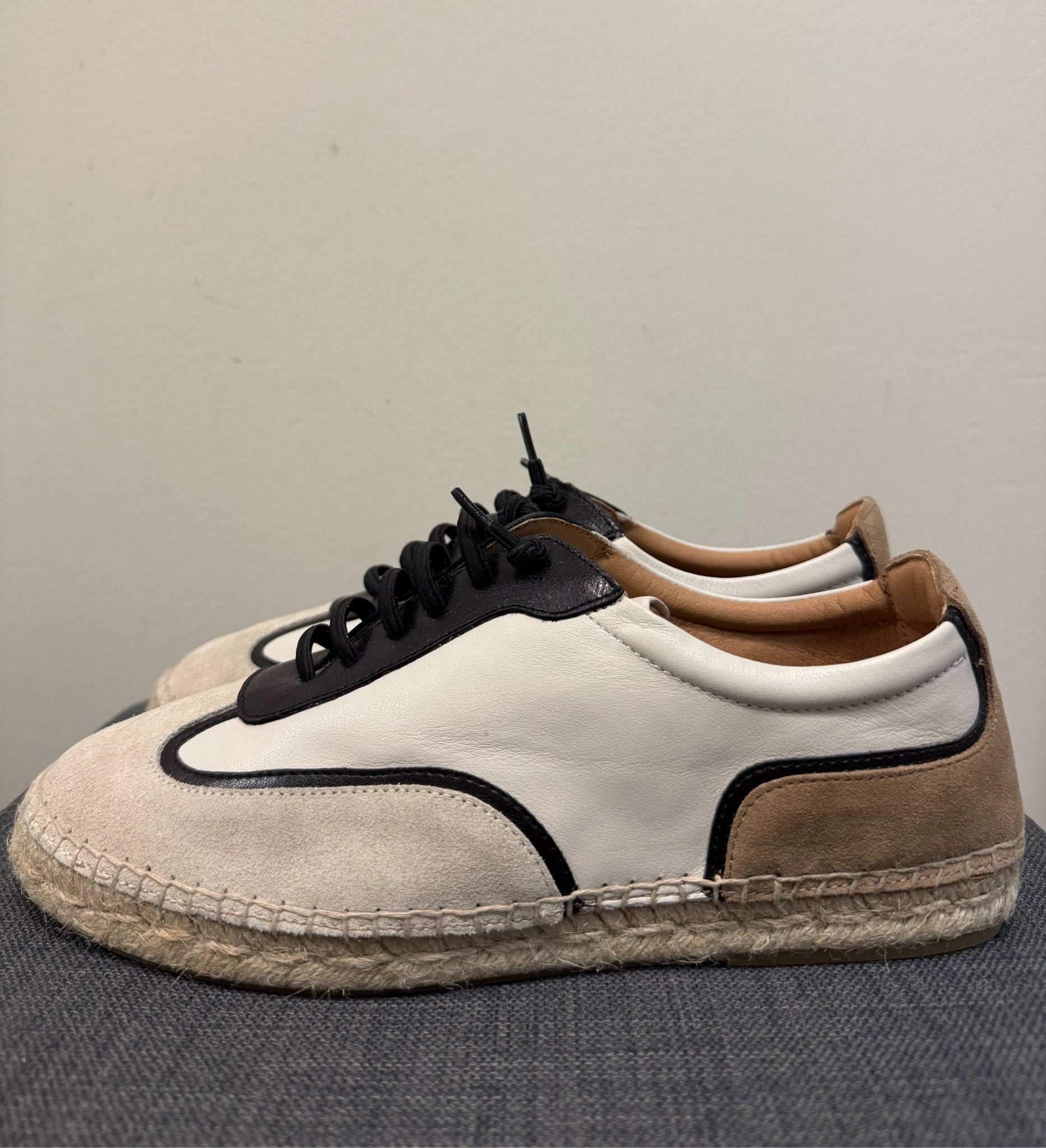 JUTELIA 9.5 BEIGE AND BLACK SHOES
