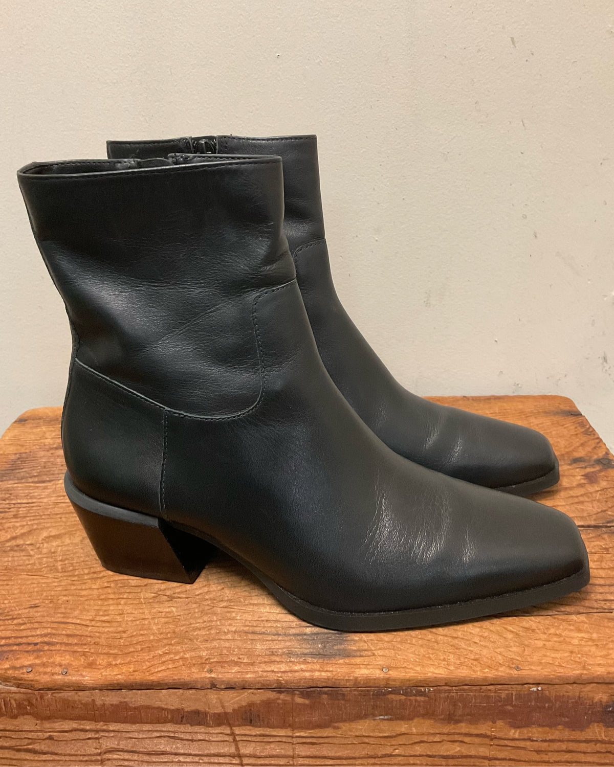 8.5 STEVE MADDEN Black Boots