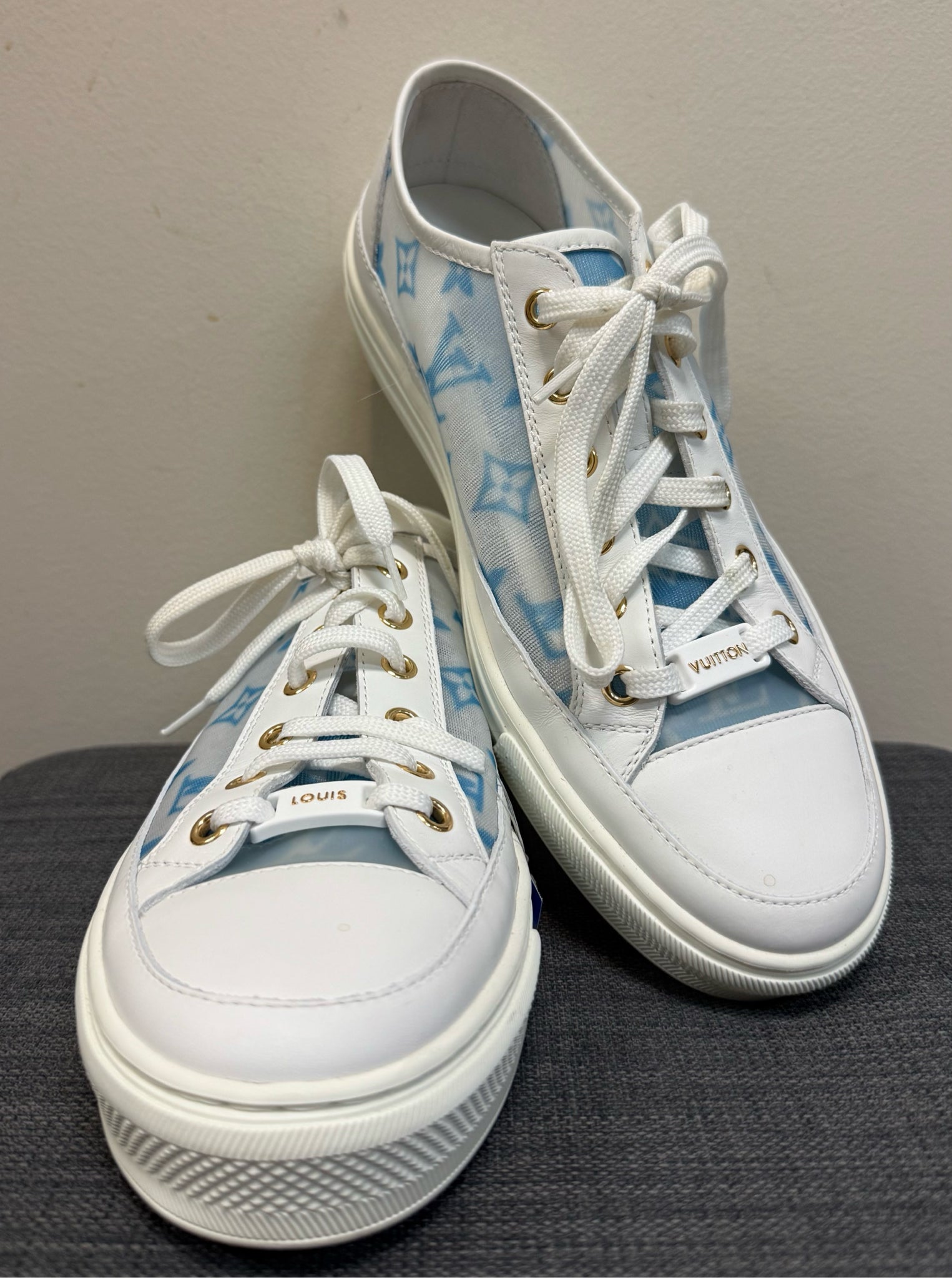 7.5 LOUIS VUITTON WHITE AND BLUE SHOES