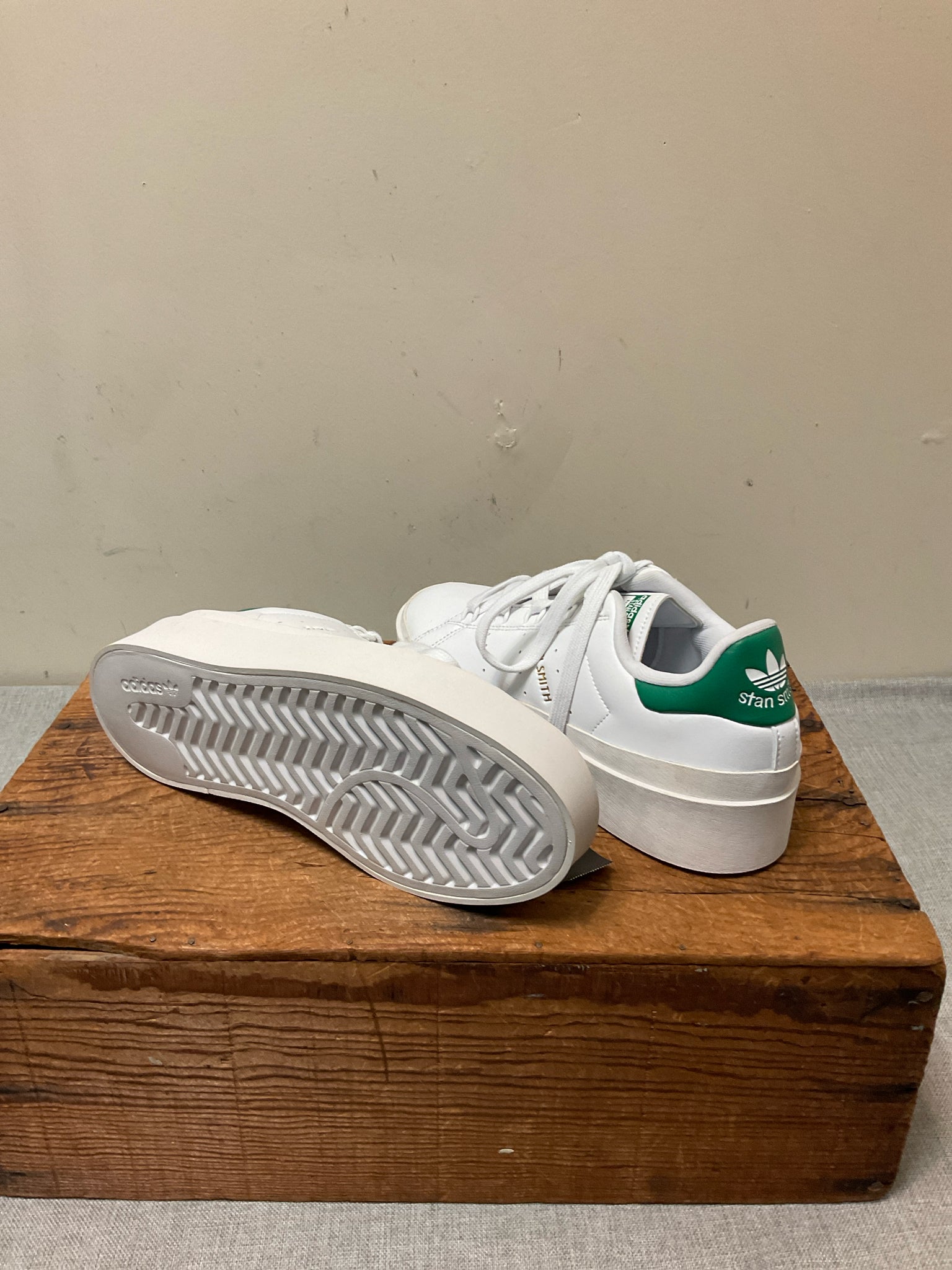 8 ADIDAS White SHOES