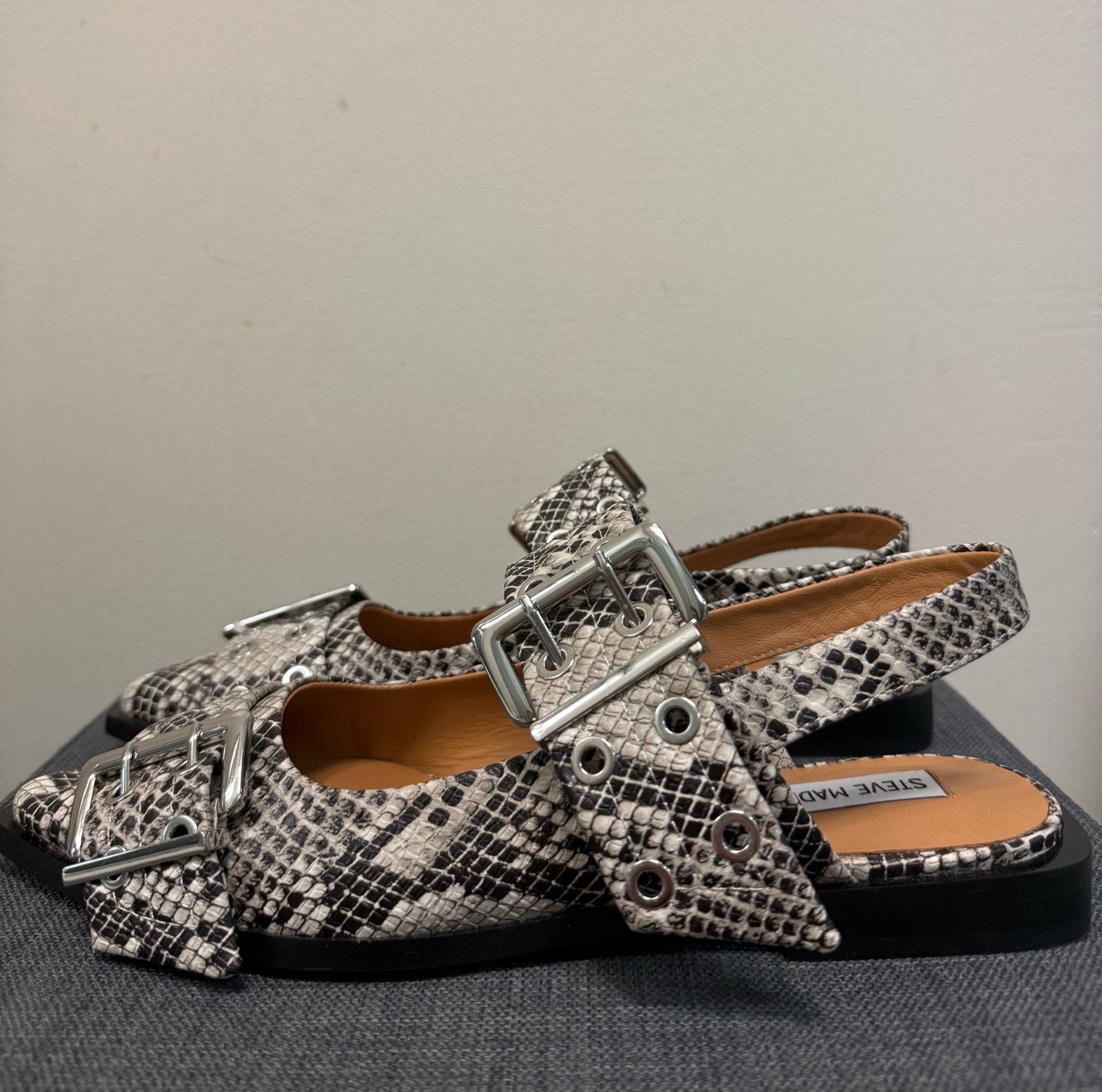 STEVE MADDEN 9 SNAKE SHOES