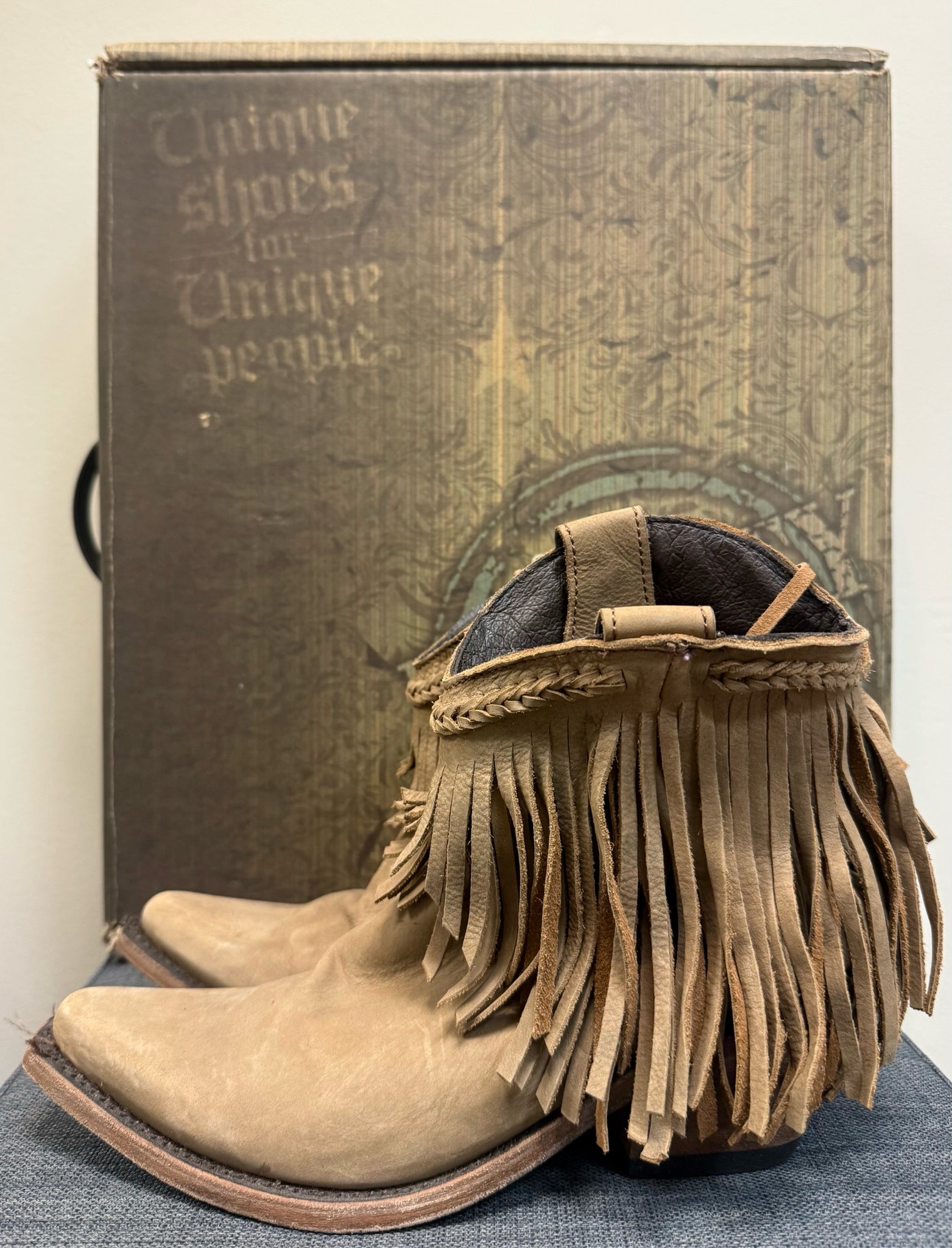 7.5 CAVENDER'S TAN SUEDE Boots