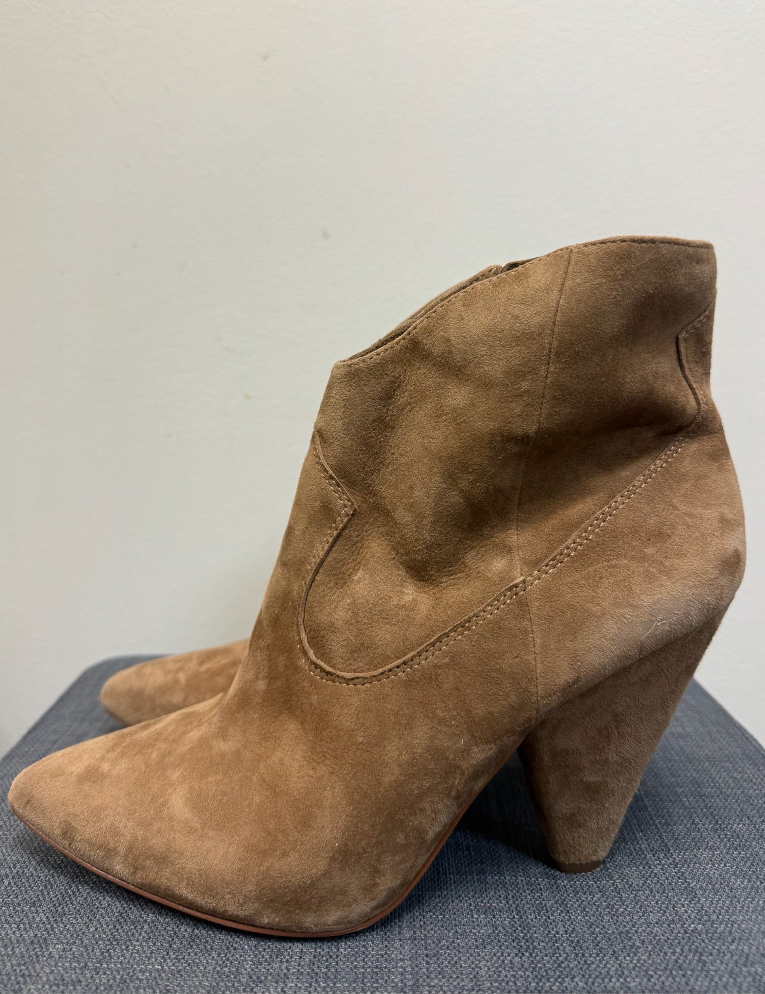 VINCE CAMUTO 10 TAN SUEDE Boots