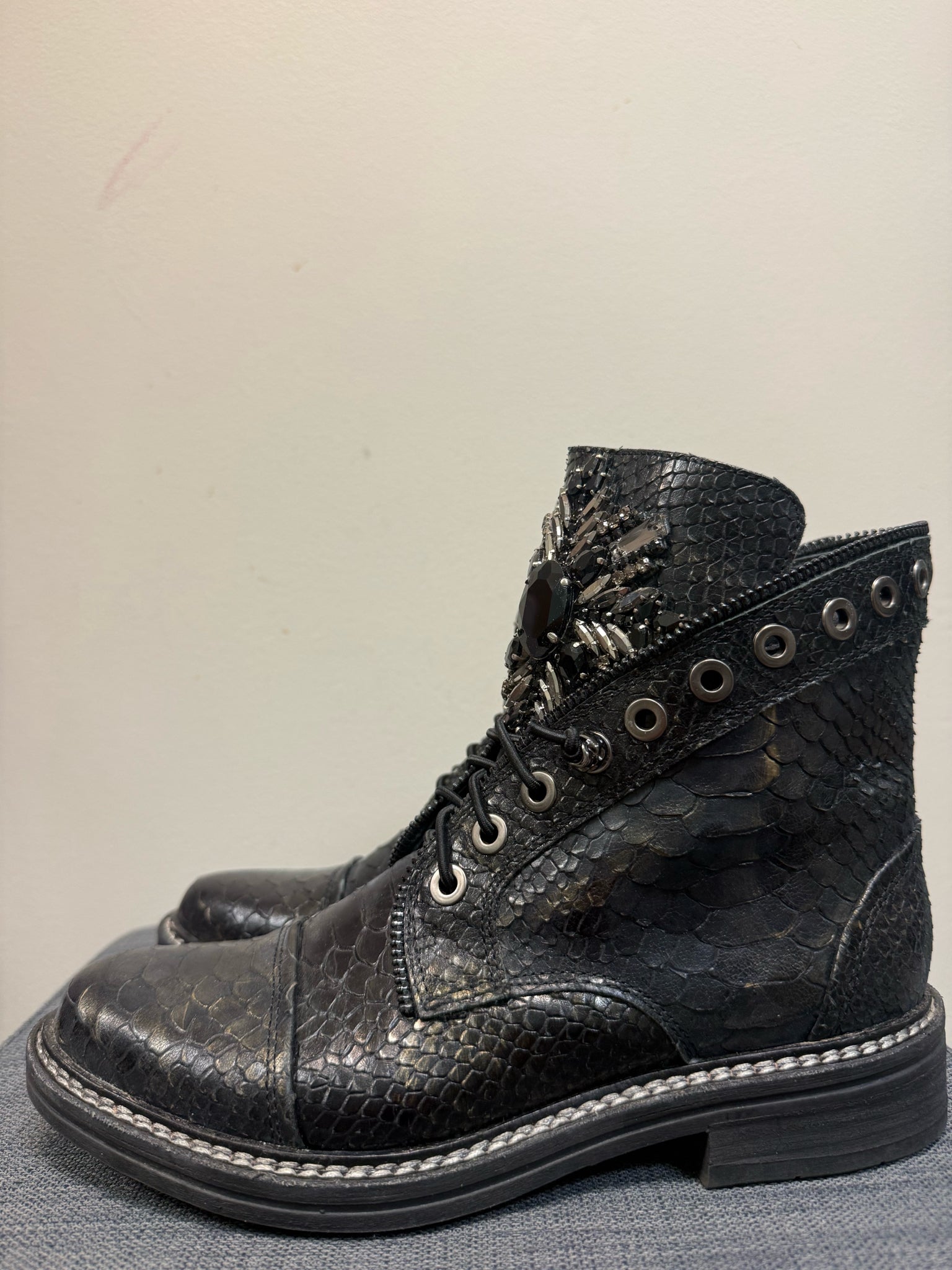 9 VINCE CAMUTO Black Boots