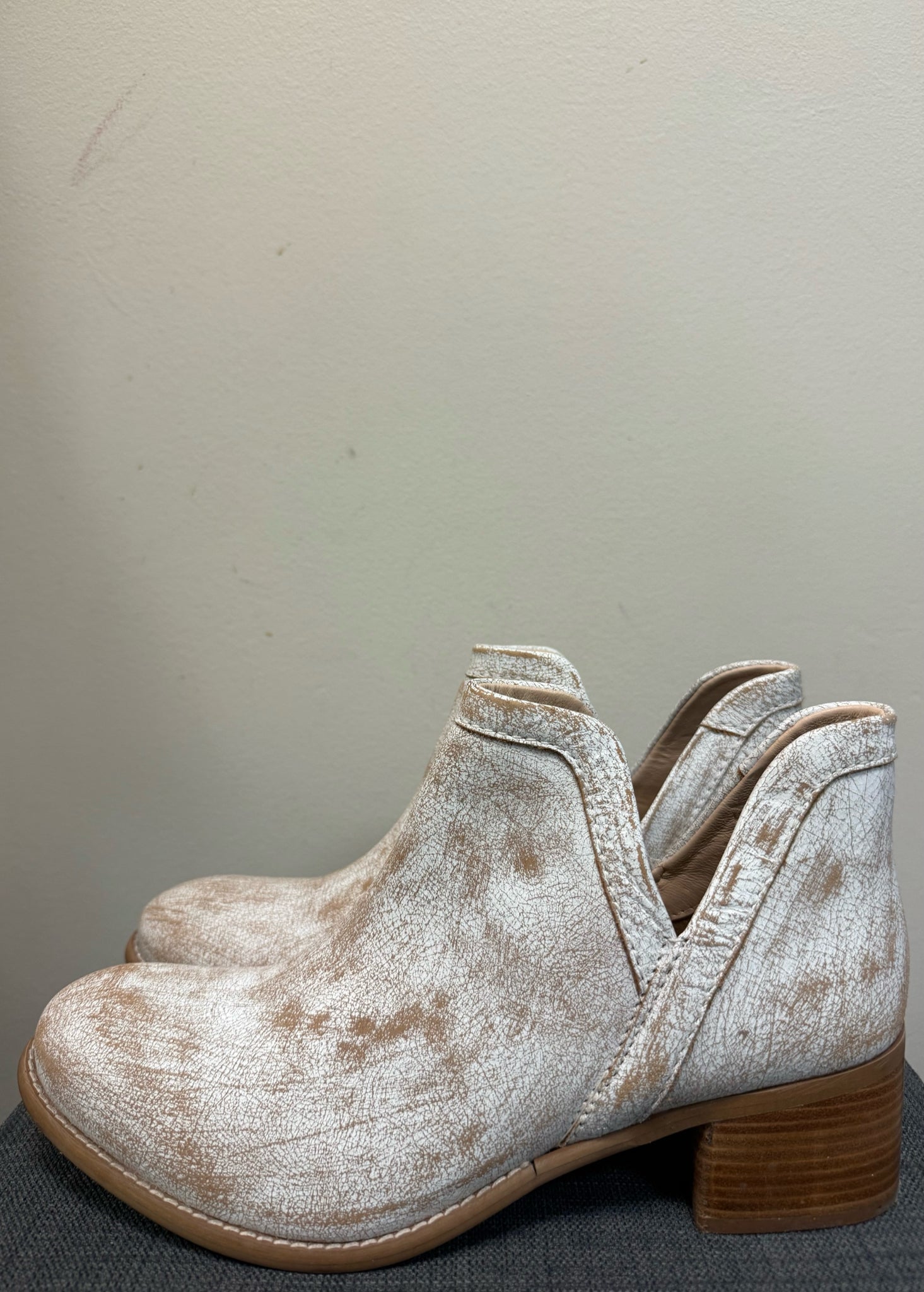 DIBA TRUE 11 WHITE AND TAN Boots