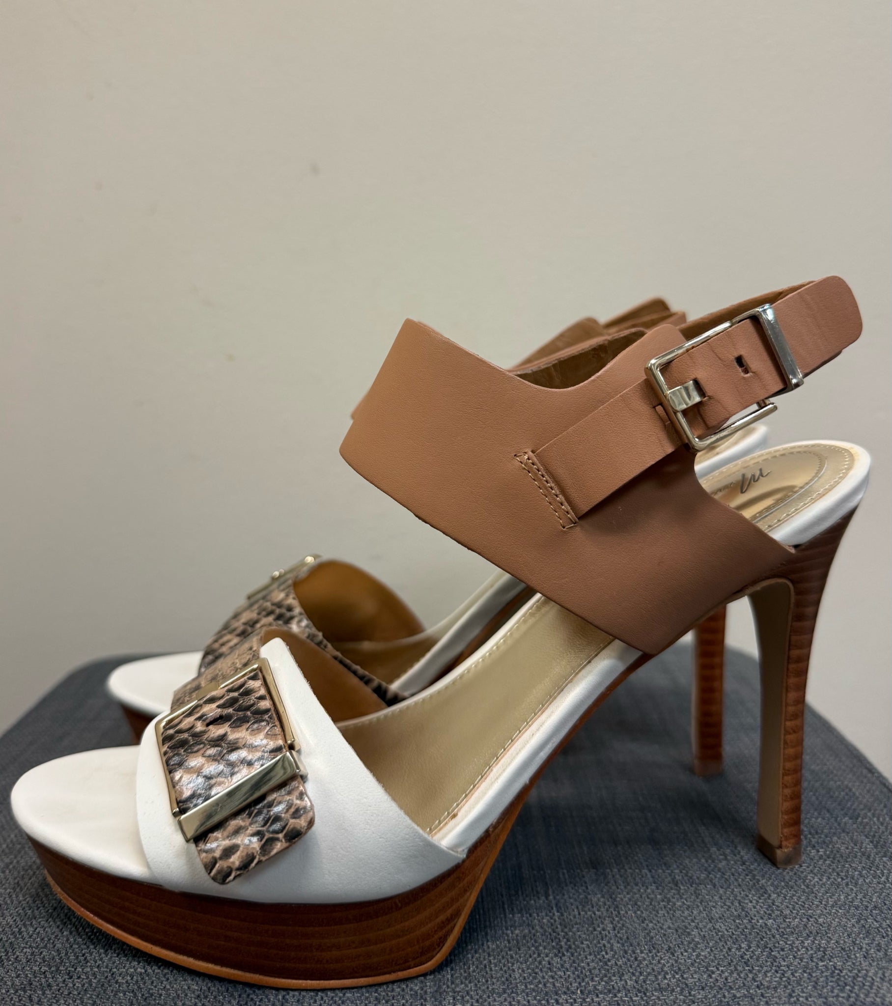 9.5 MARC FISHER BROWN & ANIMAL SHOES