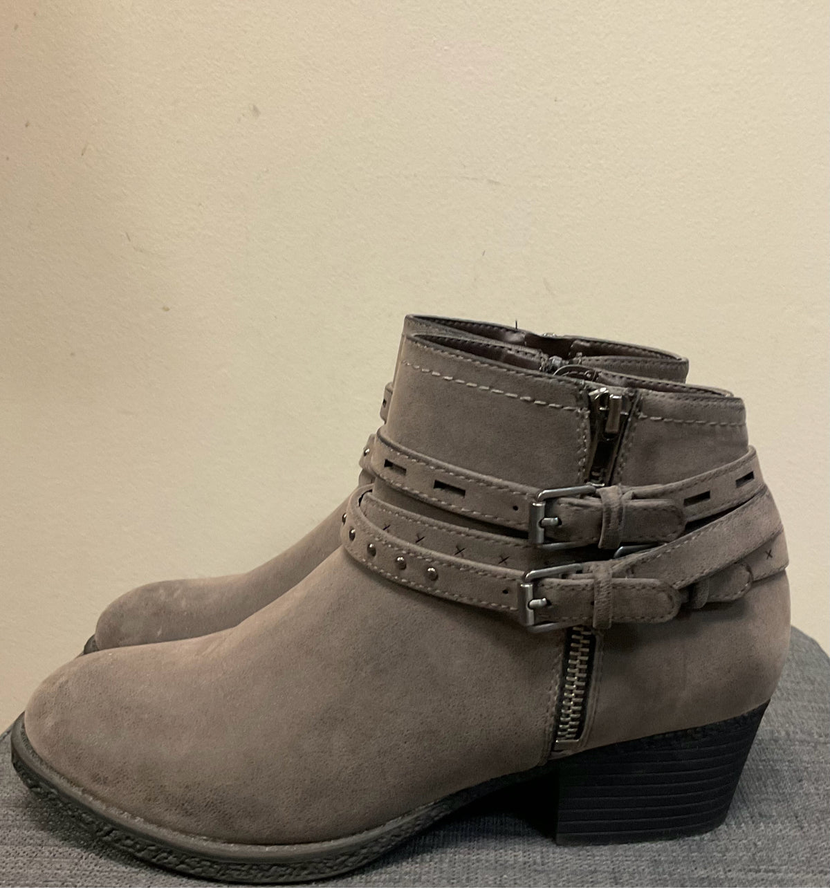 7.5 DAKOTA CHASE GRAY SUEDE Boots