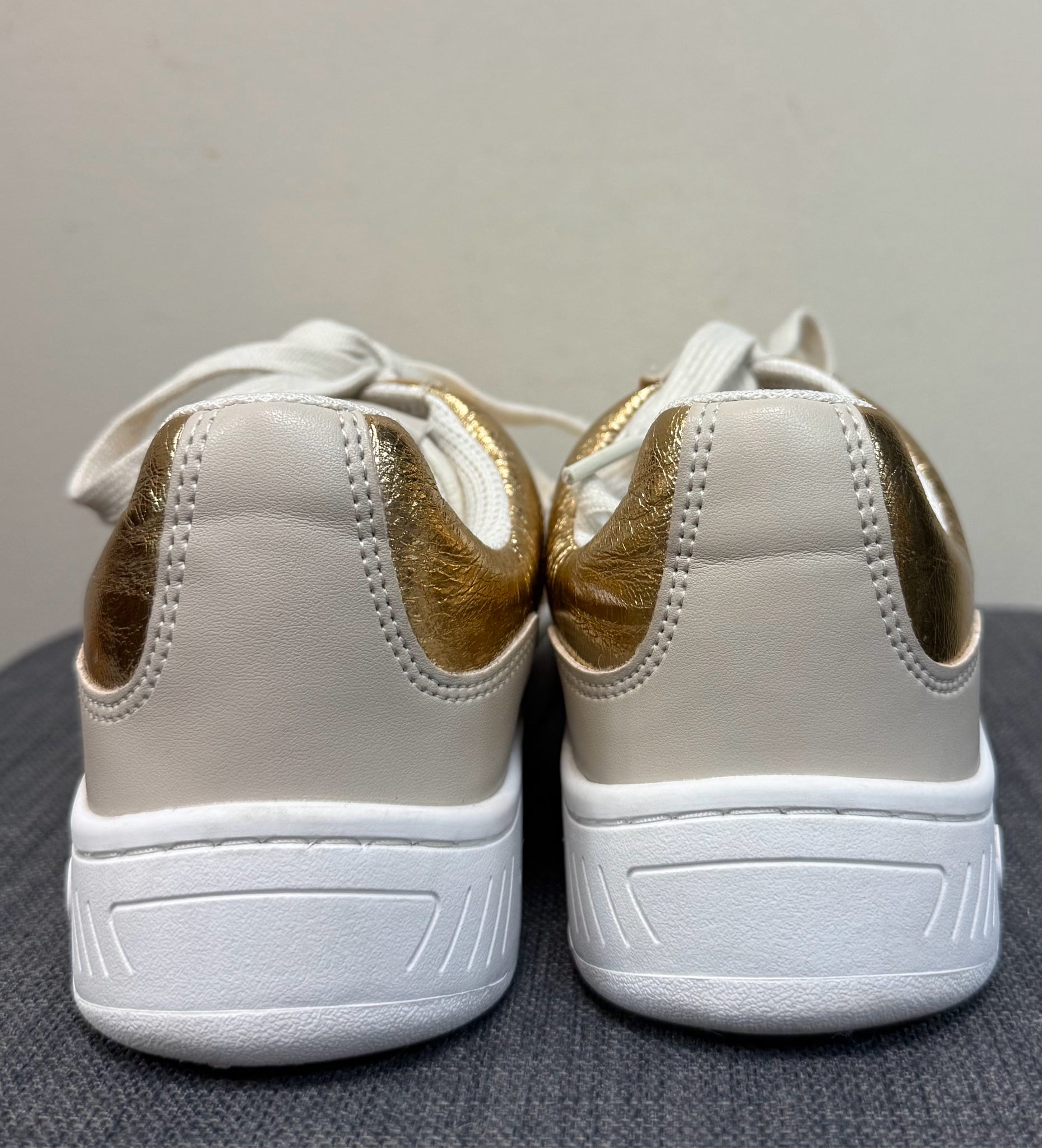 8 MICHAEL KORS WHITE AND GOLD Sneakers