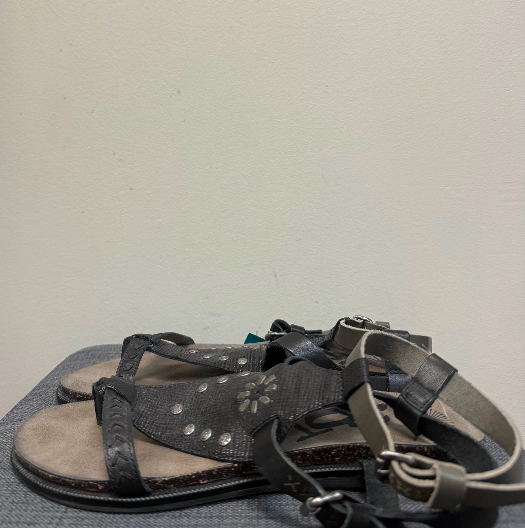 10 OTBT Black Sandals