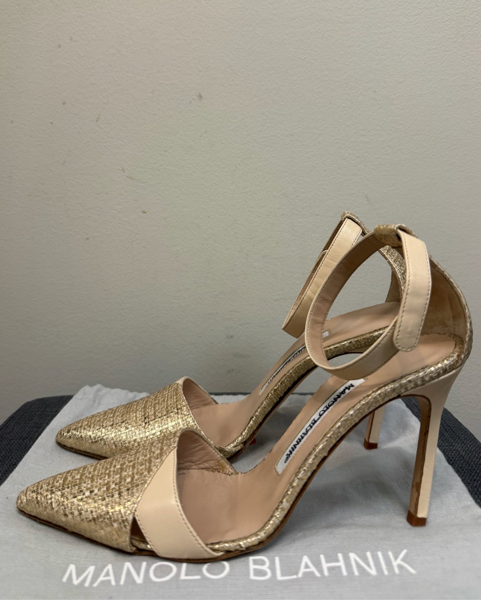 5 MANOLO BLAHNIK Gold SHOES