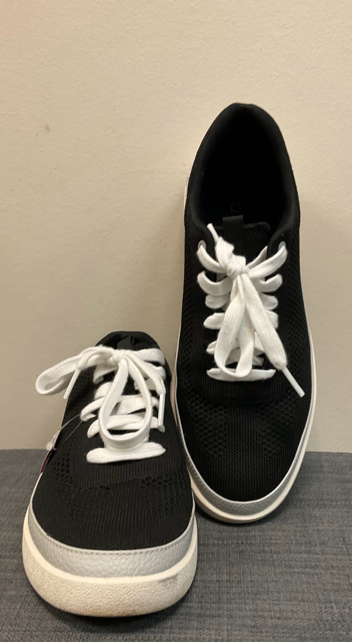 8 VIONIC Black Sneakers
