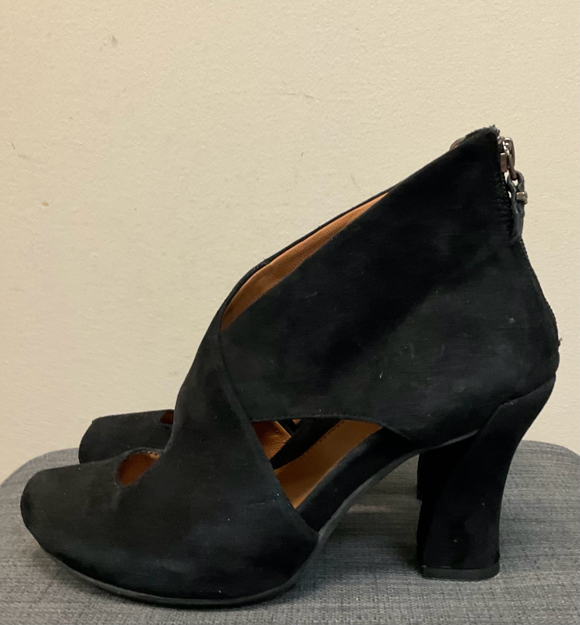 7 EARTHIES Black Sandals