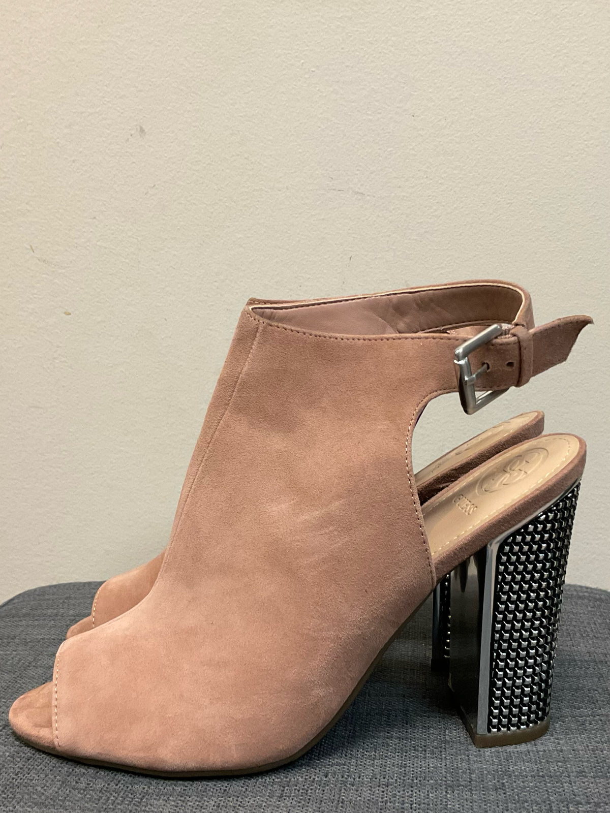 8.5 GUESS Blush SHOES
