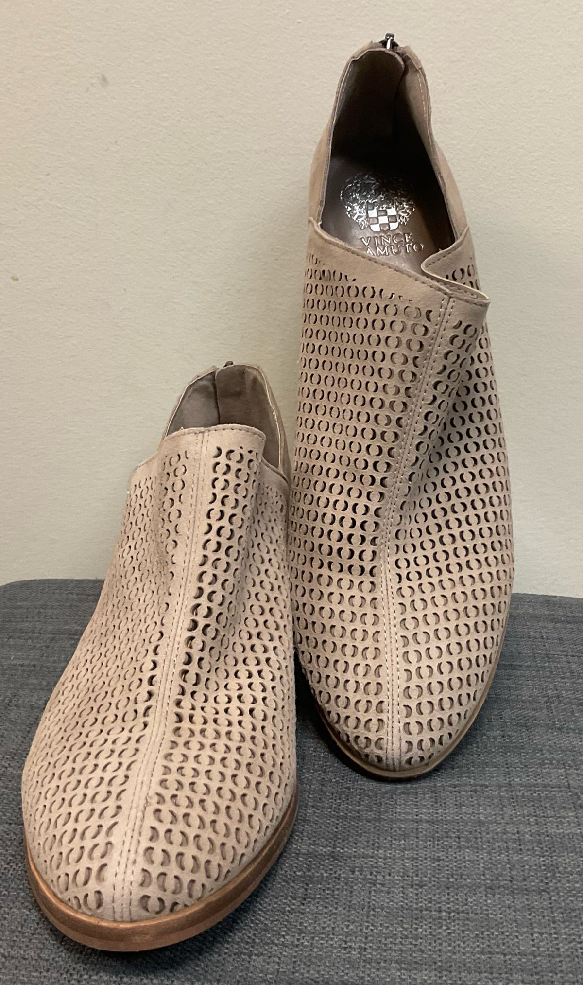 11 VINCE CAMUTO LIGHT TAUPE SHOES