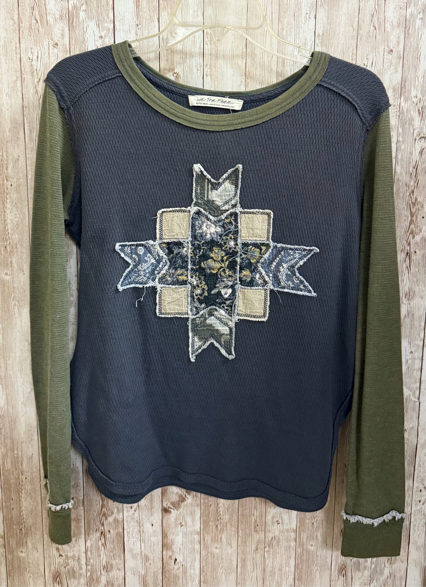 WE THE FREE Size XS GRAY AND GREEN Top