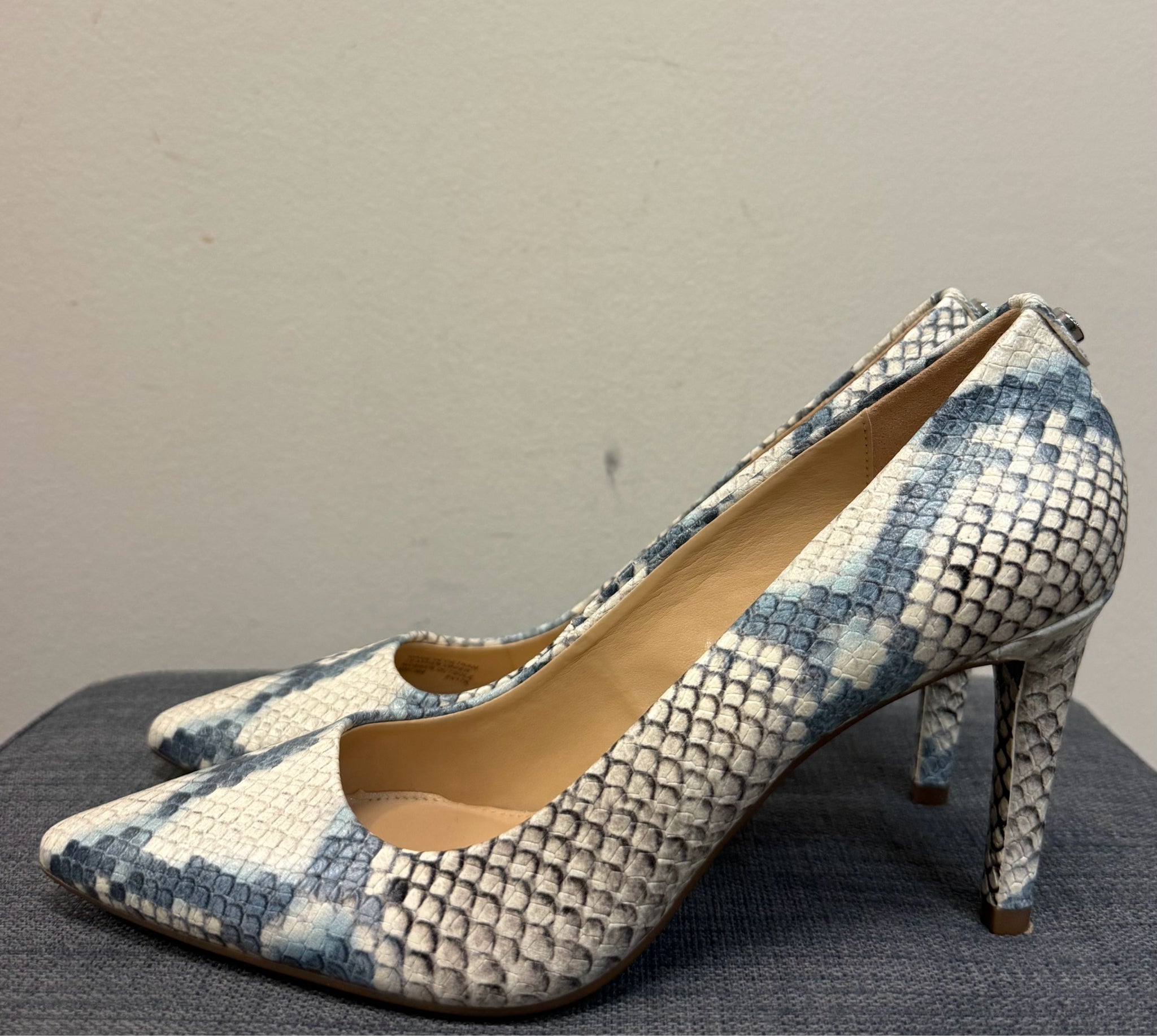 6 MICHAEL KORS CREAM SNAKE Pumps