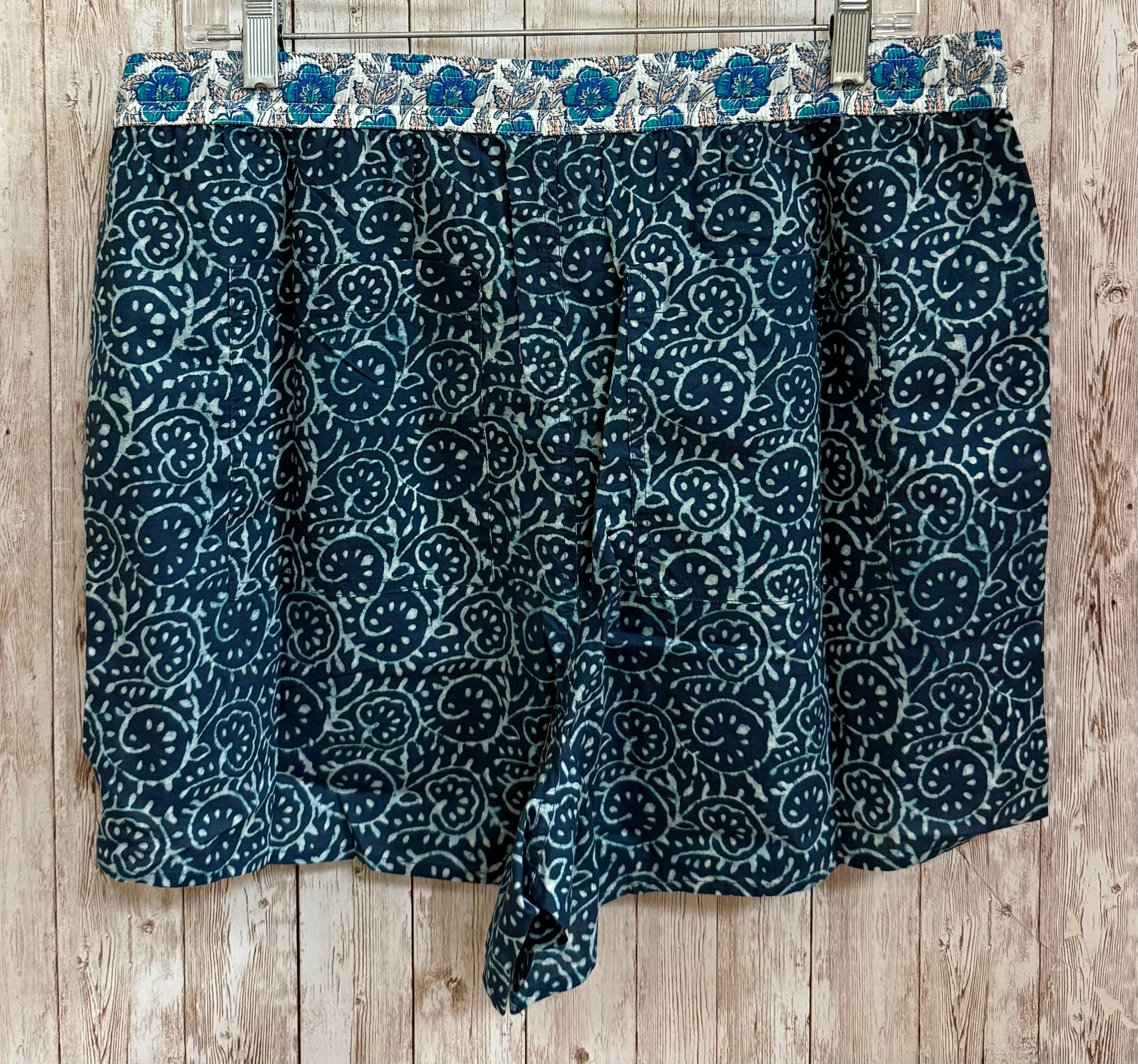 Size L SUNDANCE BLUE FLORAL Shorts
