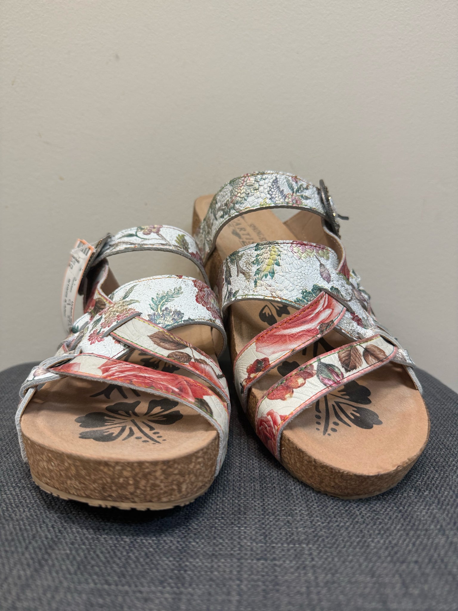 L'ARTISTE 9 WHITE AND RED FLORAL Sandals