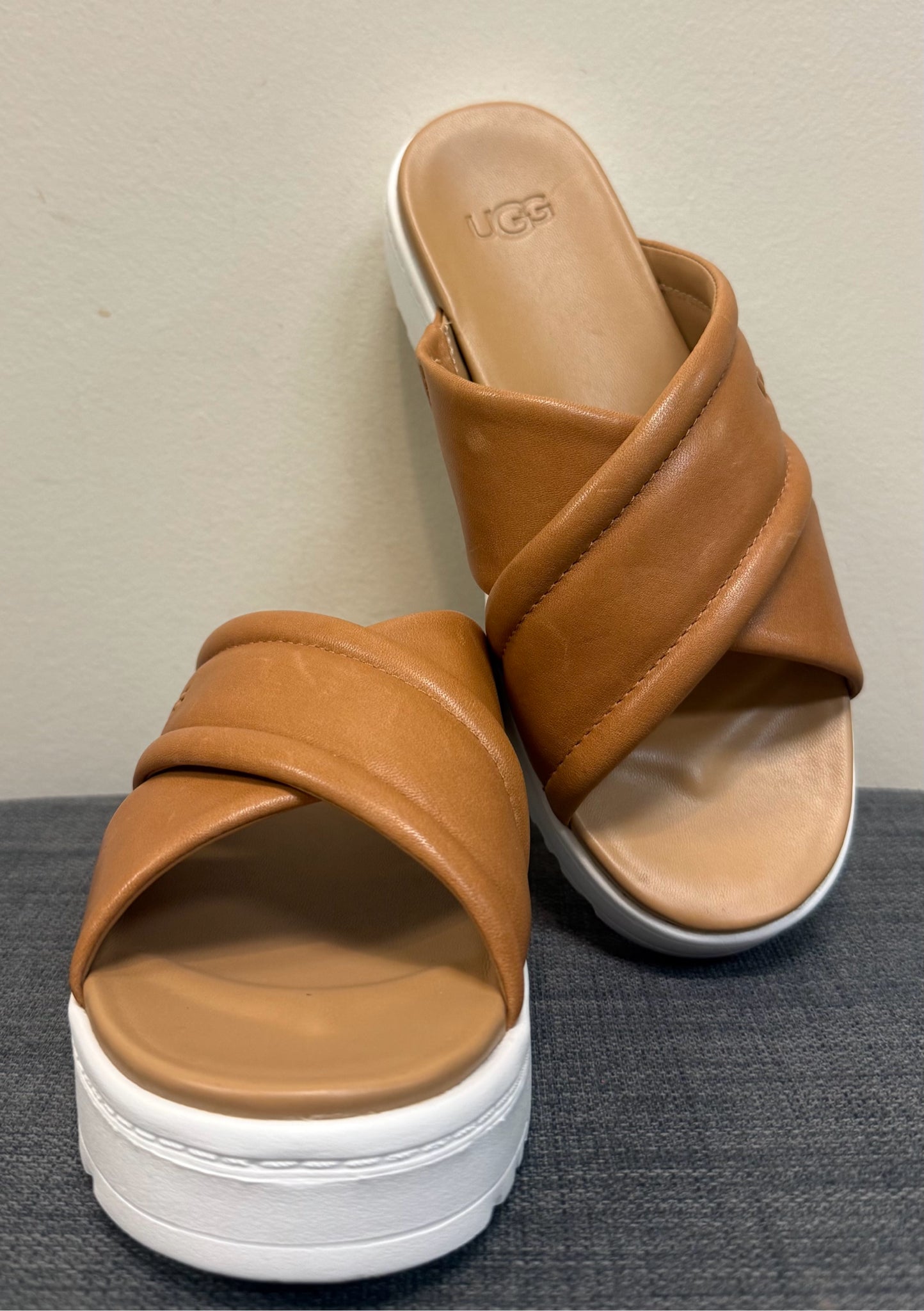6 UGG COGNAC Sandals