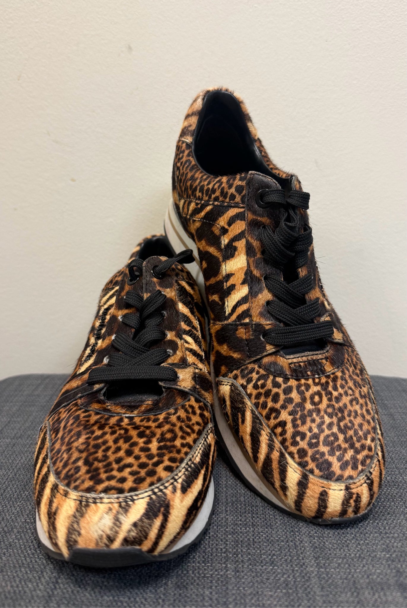 6.5 MICHAEL KORS TAN AND BLACK Sneakers