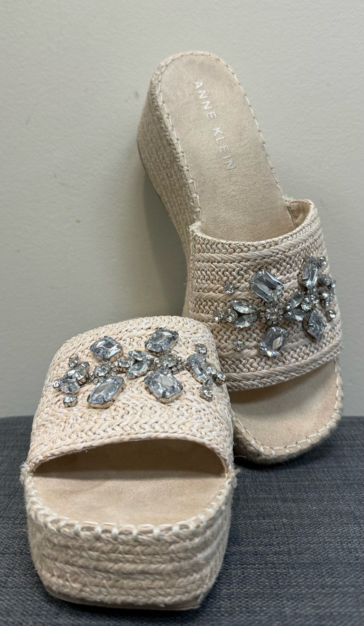 10 ANNE KLEIN Tan Sandals