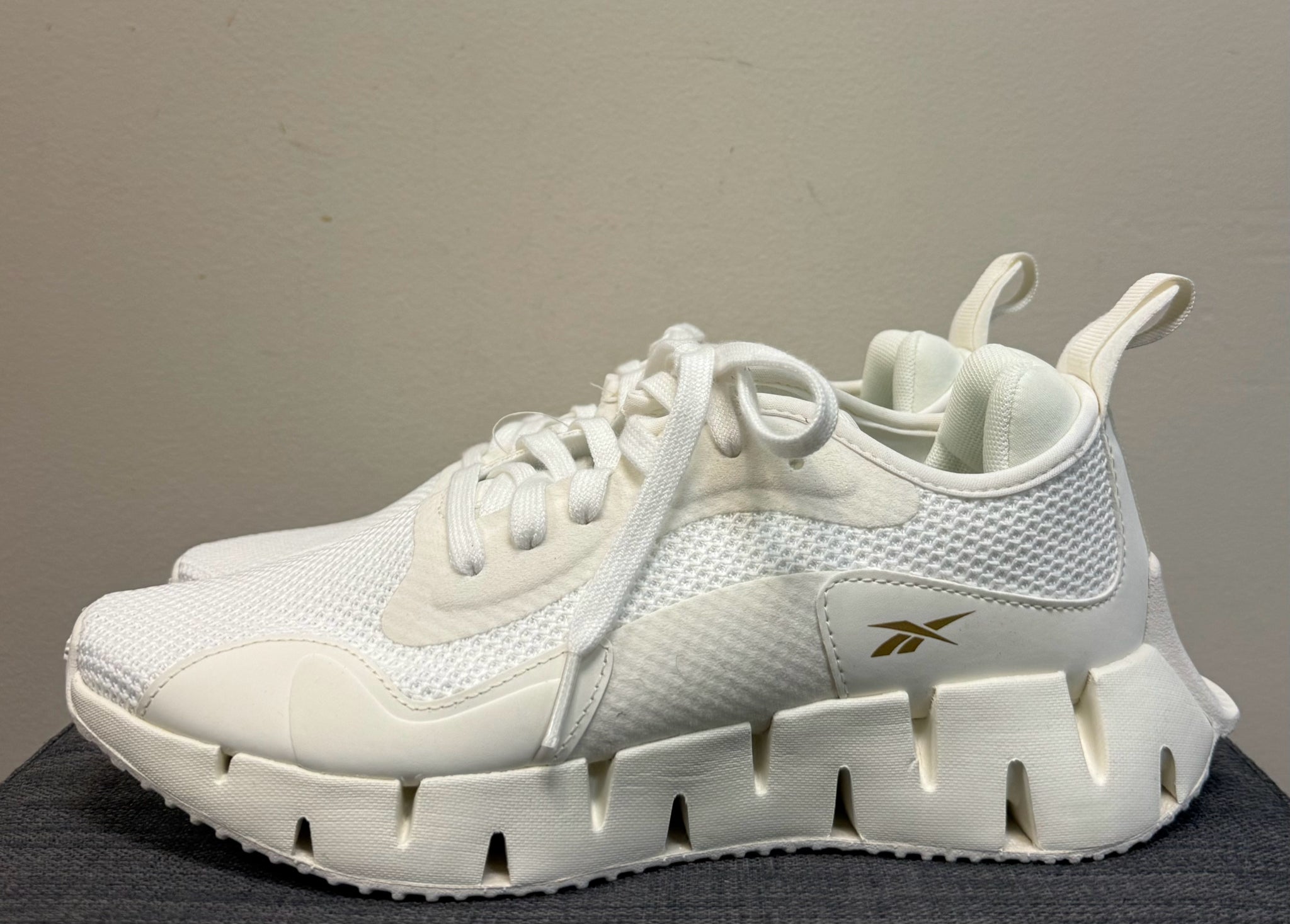 8.5 REEBOK Cream Sneakers