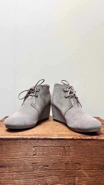8 TOMS TAUPE SUEDE Boots